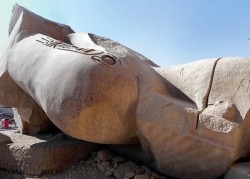обломки гигантской статуи во дворе Рамессеума - поминального храма Рамсеса II. МОНОЛИТ РОЗОВОГО ГРАНИТА.jpg
