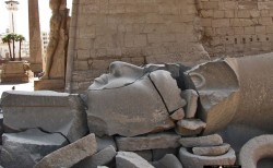 статуя Рамсеса II на заднем дворе луксорского храма. Фото 2011 года.jpg