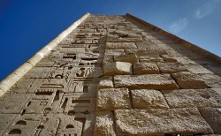 Незавершенный пилон храма в Мединет Абу. Рамсес III пал от рук заговорщиков.jpg