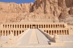 Valley of the Kings Hatshepsut Temple rock.JPG