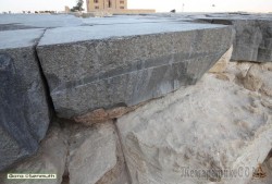 fullsize - Кривые остатки храма у пирамиды Хуфу.jpg