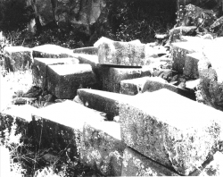 pr_10_220 Древние обработанные камни, оставленные в Яме Ламы.png