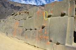 1200px-Ollantaytambo_-_panoramio_(7) чуть выше и правее центра фото.jpg